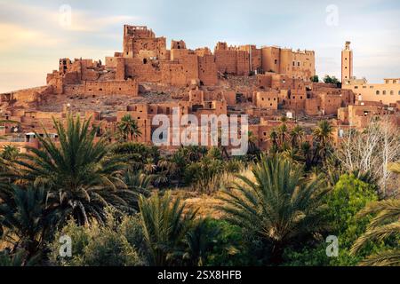 La Kasbah di Tifoultoute, situata nella provincia di Ouarzazate del Marocco, è una fortezza storica che esemplifica la tradizionale architettura marocchina Foto Stock