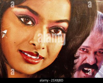 Poster cinematografico di Dhallywood a Dacca, Bangladesh, con un primo piano di una donna glamour con un trucco audace e un uomo arrabbiato sullo sfondo. Foto Stock