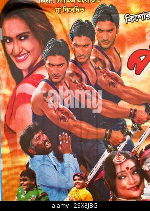 Vivace poster cinematografico di Dhallywood a Dacca, Bangladesh, che mostra pose dinamiche, tipografia audace e ritratti colorati dei personaggi. Foto Stock