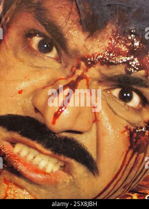 Poster cinematografico di Dhallywood a Dhaka, Bangladesh, con un intenso primo piano di un uomo sanguinario con un'espressione arrabbiata, che simboleggia l'azione drammatica. Foto Stock