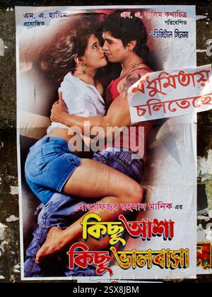 Poster per Kichu Asha Kichu Bhalobasha (Some Hope, Some Love), un film romantico di Dhallywood, in mostra al cinema Modhumita Hall di Dhaka. Foto Stock