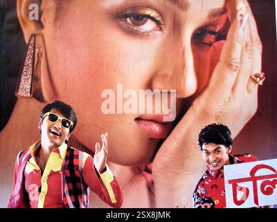 Poster cinematografico di Dhallywood a Dacca, Bangladesh, con un affascinante primo piano di una donna con due uomini allegri in abiti colorati. Foto Stock