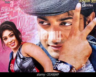 Poster cinematografico di Dhallywood a Dacca, Bangladesh, con un uomo che colpisce una posa e una donna sorridente su uno sfondo rosa romantico pieno di testo. Foto Stock