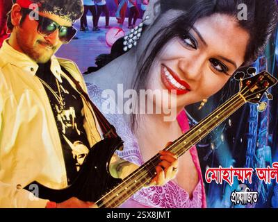 Colorato poster cinematografico di Dhallywood a Dhaka, Bangladesh, con una donna sorridente, un chitarrista e un vibrante scenario di danza. Foto Stock