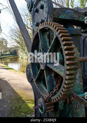 I macchinari rustici per il canale metallico si aprono su una riva serena in una giornata di sole. Foto Stock