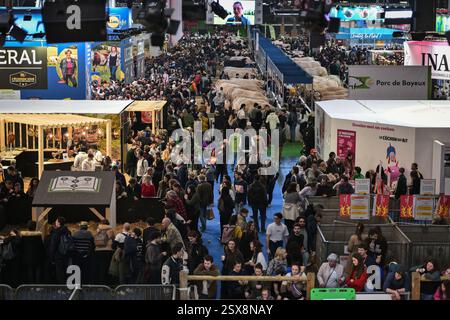 Parigi, Francia. 22 febbraio 2025. I visitatori passeggiano alla Fiera Internazionale dell'Agricoltura di Parigi, Francia, il 22 febbraio 2025. Foto di Firas Abdullah/ABACAPRESS. COM credito: Abaca Press/Alamy Live News Foto Stock