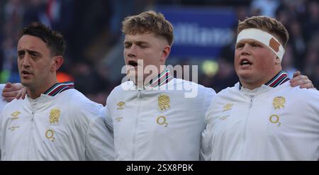 Londra, Regno Unito. 22 febbraio 2025. L-R l'inglese Alex Mitchell (Northampton Saints) l'inglese fin Smith (Northampton Saints) e l'inglese fin Baxter (Harlequins) cantano la National Anthenduring la Calcutta Cup Guinness Men's Six Nations Championship tra Inghilterra e Scozia allo stadio Allianz, Twickenham, Londra il 22 febbraio 2025 Credit: Action foto Sport/Alamy Live News Foto Stock