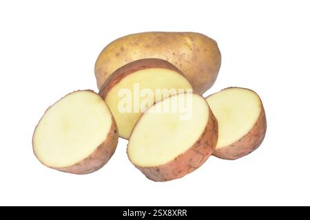 Le patate tagliate in cerchio e una intera giace su sfondo bianco. Foto Stock