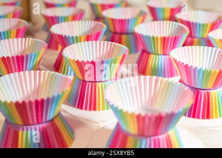 Muffin tazze arcobaleno. Tazze da snack. Fare cupcake Foto Stock