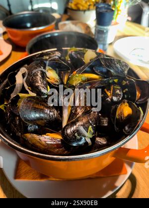 Bar/ristorante affollato a 't Klein Stadhuis che serve ottime cozze del Grote Market di Ypres, Belgio Foto Stock