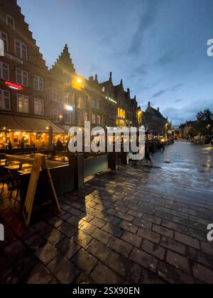 Bar/ristorante affollato a 't Klein Stadhuis che serve ottime cozze del Grote Market di Ypres, Belgio Foto Stock