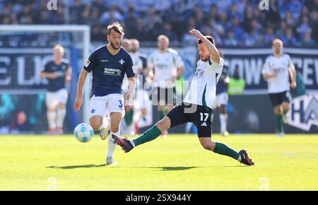 Darmstadt, Germania. 23 febbraio 2025. 23.02.2025, xdcx, Fussball 2. Bundesliga, SV Darmstadt 98 - FC Schalke 04, emonline, emspor, despor, v.l., Killian Corredor (SV Darmstadt 98), Adrian Gantenbein (FC Schalke 04) LE NORMATIVE DFL/DFB VIETANO QUALSIASI USO DI FOTOGRAFIE COME SEQUENZE DI IMMAGINI E/O QUASI-VIDEO. Credito: dpa/Alamy Live News Foto Stock