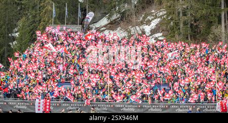 Crans-Montana, Vallese, Svizzera. 23 febbraio 2025. Crans-Montana Svizzera, 23/02/2025: I tifosi svizzeri presenti alla Coppa del mondo FIS Crans Montana. La Coppa del mondo FIS Crans Montana si è svolta presso il famoso parco sciistico di Crans-Montana in Svizzera. (Immagine di credito: © Eric Dubost/ZUMA Press Wire) SOLO PER USO EDITORIALE! Non per USO commerciale! Crediti: ZUMA Press, Inc./Alamy Live News Foto Stock