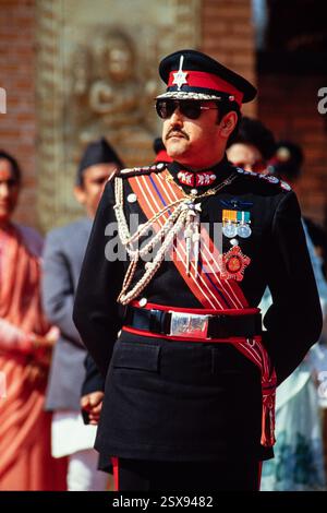 Il re nepalese Birendra attende di ricevere la regina Elisabetta II all'aeroporto internazionale di Kathmandu, il 17 febbraio 1986 a Kathmandu, Nepal. La regina e il duca di Edimburgo sono ospitati dal re Birendra e dalla regina Aishwarya durante la visita di Stato di 4 giorni. Foto Stock