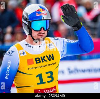 Crans-Montana, Vallese, Svizzera. 23 febbraio 2025. Crans-Montana Svizzera, 23/02/2025: DOMINIK PARIS celebra la sua performance durante la Coppa del mondo FIS Crans Montana. La Coppa del mondo FIS Crans Montana si è svolta presso il famoso parco sciistico di Crans-Montana in Svizzera. (Immagine di credito: © Eric Dubost/ZUMA Press Wire) SOLO PER USO EDITORIALE! Non per USO commerciale! Crediti: ZUMA Press, Inc./Alamy Live News Foto Stock