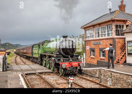BR 'B1' 4-6-0 No. 61306 'Mayflower' arriva alla stazione di Blue Anchor sulla West Somerset Railway, Somerset Foto Stock