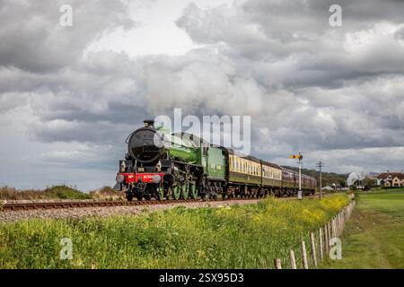 BR 'B1' 4-6-0 No. 61306 'Mayflower' parte dalla stazione di Blue Anchor sulla West Somerset Railway, Somerset Foto Stock