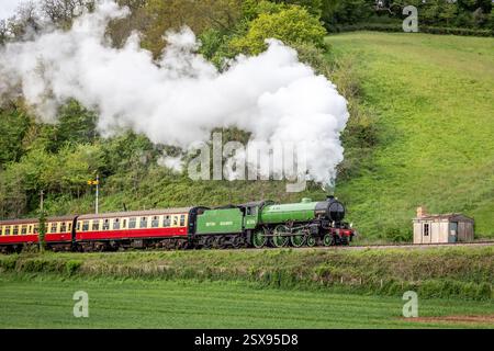 BR 'B1' 4-6-0 No. 61306 'Mayflower' passa Castle Hill sulla West Somerset Railway, Somerset Foto Stock