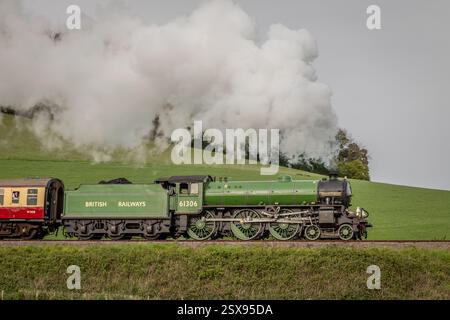 BR 'B1' 4-6-0 No. 61306 'Mayflower' passa Castle Hill sulla West Somerset Railway, Somerset Foto Stock