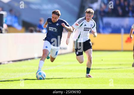 Darmstadt, Germania. 23 febbraio 2025. 23.02.2025, xdcx, Fussball 2. Bundesliga, SV Darmstadt 98 - FC Schalke 04, emonline, emspor, despor, v.l., Luca Marseiler (SV Darmstadt 98), Derry Murkin (FC Schalke 04) LE NORMATIVE DFL/DFB VIETANO QUALSIASI USO DI FOTOGRAFIE COME SEQUENZE DI IMMAGINI E/O QUASI-VIDEO. Credito: dpa/Alamy Live News Foto Stock