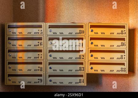 Vecchie cassette postali, cassette danneggiate, tentativi di sottrarre la corrispondenza alle caselle postali, segretezza della corrispondenza Foto Stock
