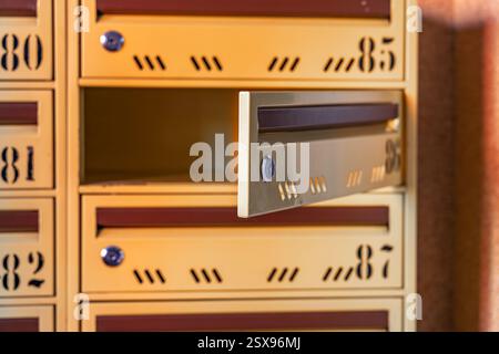 Vecchie cassette postali, cassette danneggiate, tentativi di sottrarre la corrispondenza alle caselle postali, segretezza della corrispondenza Foto Stock
