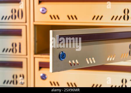 Vecchie cassette postali, cassette danneggiate, tentativi di sottrarre la corrispondenza alle caselle postali, segretezza della corrispondenza Foto Stock