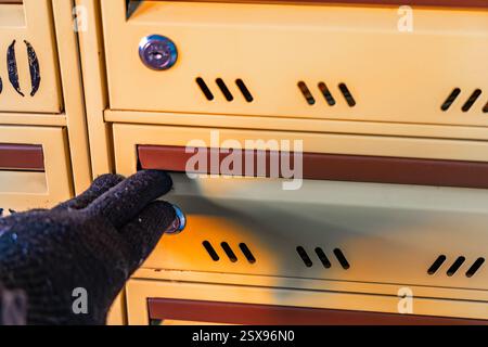 Vecchie cassette postali, cassette danneggiate, tentativi di sottrarre la corrispondenza alle caselle postali, segretezza della corrispondenza Foto Stock