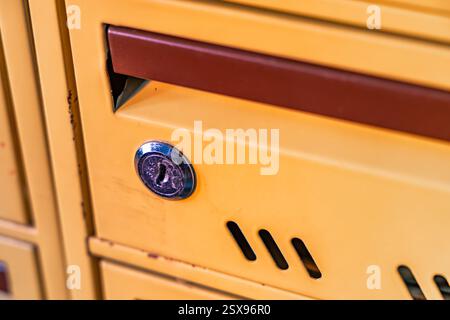 Vecchie cassette postali, cassette danneggiate, tentativi di sottrarre la corrispondenza alle caselle postali, segretezza della corrispondenza Foto Stock