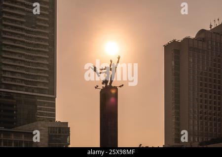 11 luglio 2023: Monumento Selamat Datang situato presso la rotatoria dell'Hotel Indonesia nel centro di Giacarta, Indonesia. Fu completata nel 1962 dallo scultore Edhi Foto Stock