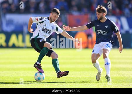 Darmstadt, Germania. 23 febbraio 2025. 23.02.2025, xdcx, Fussball 2. Bundesliga, SV Darmstadt 98 - FC Schalke 04, emonline, emspor, despor, v.l., Adrian Gantenbein (FC Schalke 04), Killian Corredor (SV Darmstadt 98) LE NORMATIVE DFL/DFB VIETANO QUALSIASI USO DI FOTOGRAFIE COME SEQUENZE DI IMMAGINI E/O QUASI-VIDEO. Credito: dpa/Alamy Live News Foto Stock