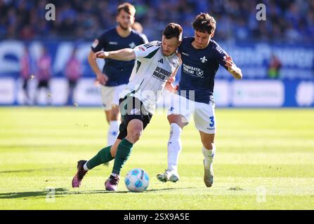 Darmstadt, Germania. 23 febbraio 2025. 23.02.2025, xdcx, Fussball 2. Bundesliga, SV Darmstadt 98 - FC Schalke 04, emonline, emspor, despor, v.l., Adrian Gantenbein (FC Schalke 04), Guillermo Bueno Lopez (SV Darmstadt 98) I REGOLAMENTI DFL/DFB VIETANO QUALSIASI USO DI FOTOGRAFIE COME SEQUENZE DI IMMAGINI E/O QUASI-VIDEO. Credito: dpa/Alamy Live News Foto Stock