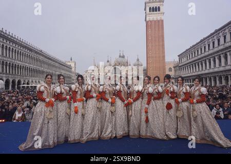 Venezia, Italia. 22 febbraio 2025. I giovani Mari del Carnevale di Venezia si riuniscono sul palco per essere presentati al pubblico in Piazza San Marco, Venezia, Italia, 22 febbraio 2025. Credito: Agenzia fotografica indipendente/Alamy Live News Foto Stock