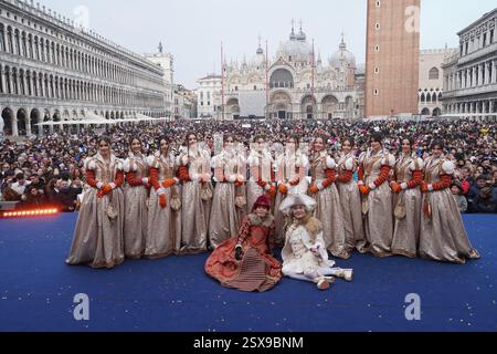 Venezia, Italia. 22 febbraio 2025. I giovani Mari del Carnevale di Venezia si riuniscono sul palco per essere presentati al pubblico in Piazza San Marco, Venezia, Italia, 22 febbraio 2025. © ANDREA MEROLA credito: Agenzia fotografica indipendente/Alamy Live News Foto Stock