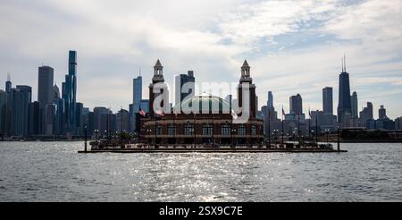 Navy Pier con lo skyline di Chicago alle spalle. Chicago, Illinois USA 2 luglio 2022 Foto Stock