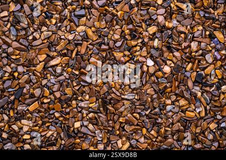 Vista dall'alto delle pile di tigre lucidate con schegge di ghiaia Foto Stock