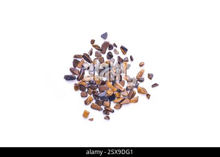 Ghiaia grattugiata occhi di tigre lucidati vista dall'alto isolata su sfondo bianco Foto Stock