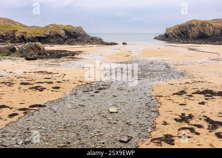 Vista della baia sabbiosa con la bassa marea sulla costa occidentale gallese. Porth Dafarch, Holyhead, Holy Island, Isola di Anglesey, Galles settentrionale, Regno Unito, Gran Bretagna Foto Stock
