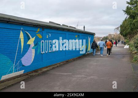 Vista generale di parte del sentiero Queens Parade lungo il fiume Tamigi a Surbiton, Londra, Regno Unito. Foto Stock