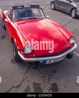Nessebar, Burgas, Bulgaria - febbraio 23,2025 - Vista della Triumph Spitfire MK4 rossa parcheggiata nella strada nella città vecchia di Nessebar, Burgas, Bulgaria Foto Stock