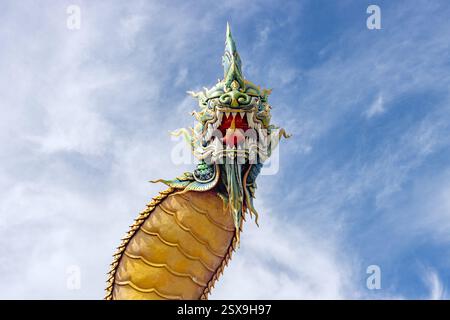 Statua della leggendaria Naga su sfondo blu, Thailandia Foto Stock