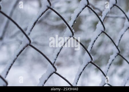 neve sulla recinzione metallica Foto Stock