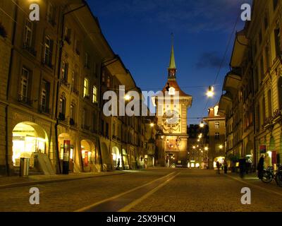 Kramgasse (la strada da cui è stata scattata questa foto) è l'asse centrale della città vecchia di Berna. Questa strada, annidata con portici per lo shopping e antichissima Foto Stock