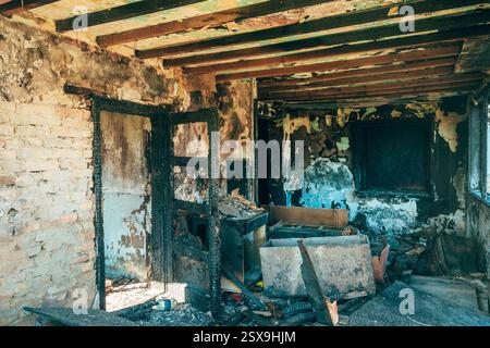 Casa bruciata, dettaglio della stanza dopo incendio doloso, concentrazione selettiva Foto Stock