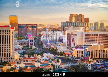 LAS VEGAS, NEVADA, Stati Uniti - 4 APRILE 2018: Skyline del centro di Las Vegas con casinò al crepuscolo. Foto Stock