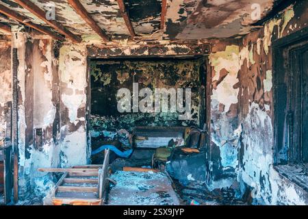 Casa bruciata, dettaglio della stanza dopo incendio doloso, concentrazione selettiva Foto Stock
