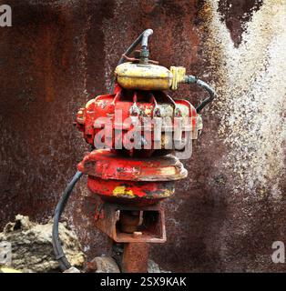 Valvole, tubi e pompe su un forno da coke per impianto di produzione. Lavori chimici. Foto Stock