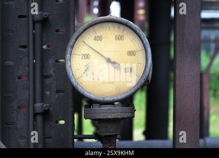 Valvole, tubi e pompe su un forno da coke per impianto di produzione. Lavori chimici. Foto Stock