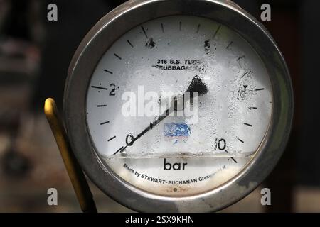 Valvole, tubi e pompe su un forno da coke per impianto di produzione. Lavori chimici. Foto Stock