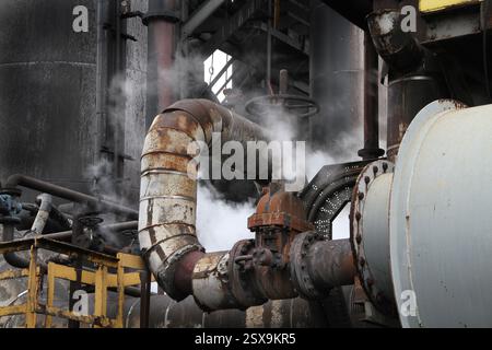 Valvole, tubi e pompe su un forno da coke per impianto di produzione. Lavori chimici. Foto Stock